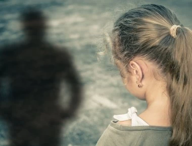 Επισκόπηση ερευνών: Γιατί τα κακοποιημένα παιδιά εμφανίζουν μεγαλύτερη τάση προς αυτοκτονία στην ενήλικη ζωή τους